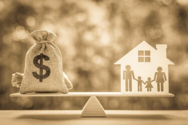親から相続した家は売却すべき？メリットや発生する税金を解説